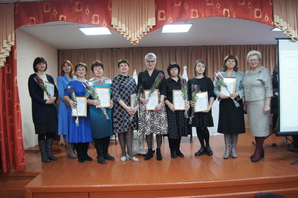 Литература в школе. Литературные школы москвы. Школьная литература. Стопка школьных учебников. Школьная программа литература.