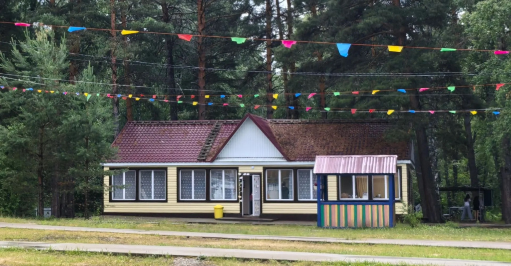 Фото автора и администрации лагеря «Дружба» Фото автора и администрации лагеря «Дружба»