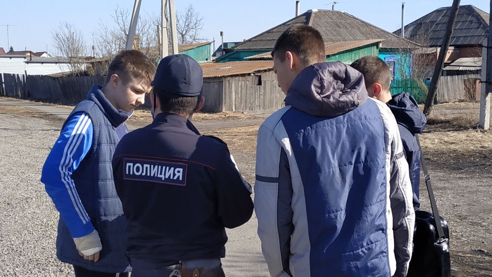 Полицейские Усть-Абакана проверяют, как жители района исполняют Постановление Правительства, связанные с введенным на территории Хакасии режимом всеобщей самоизоляции.